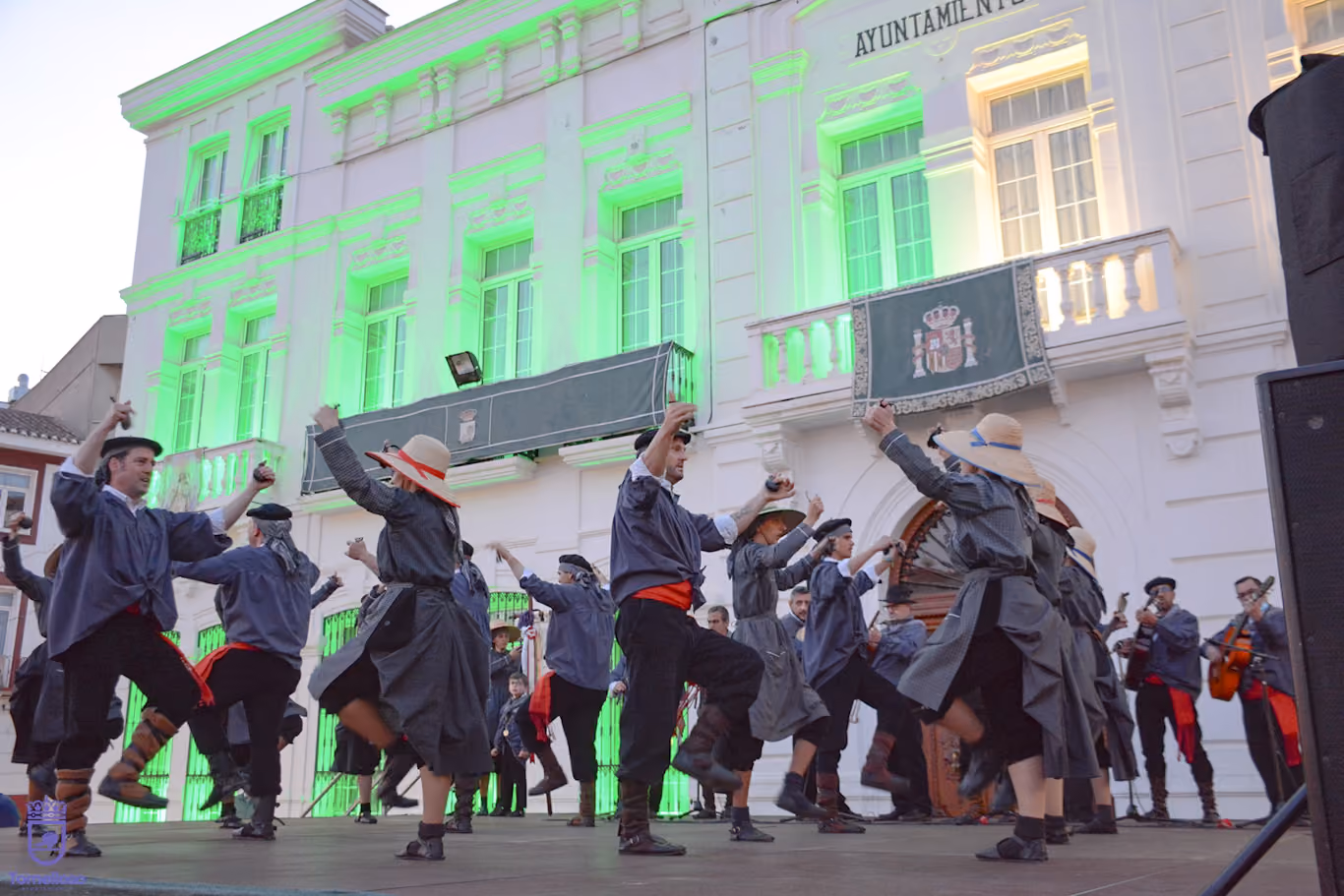 Actuación folclore ante el Ayuntamiento