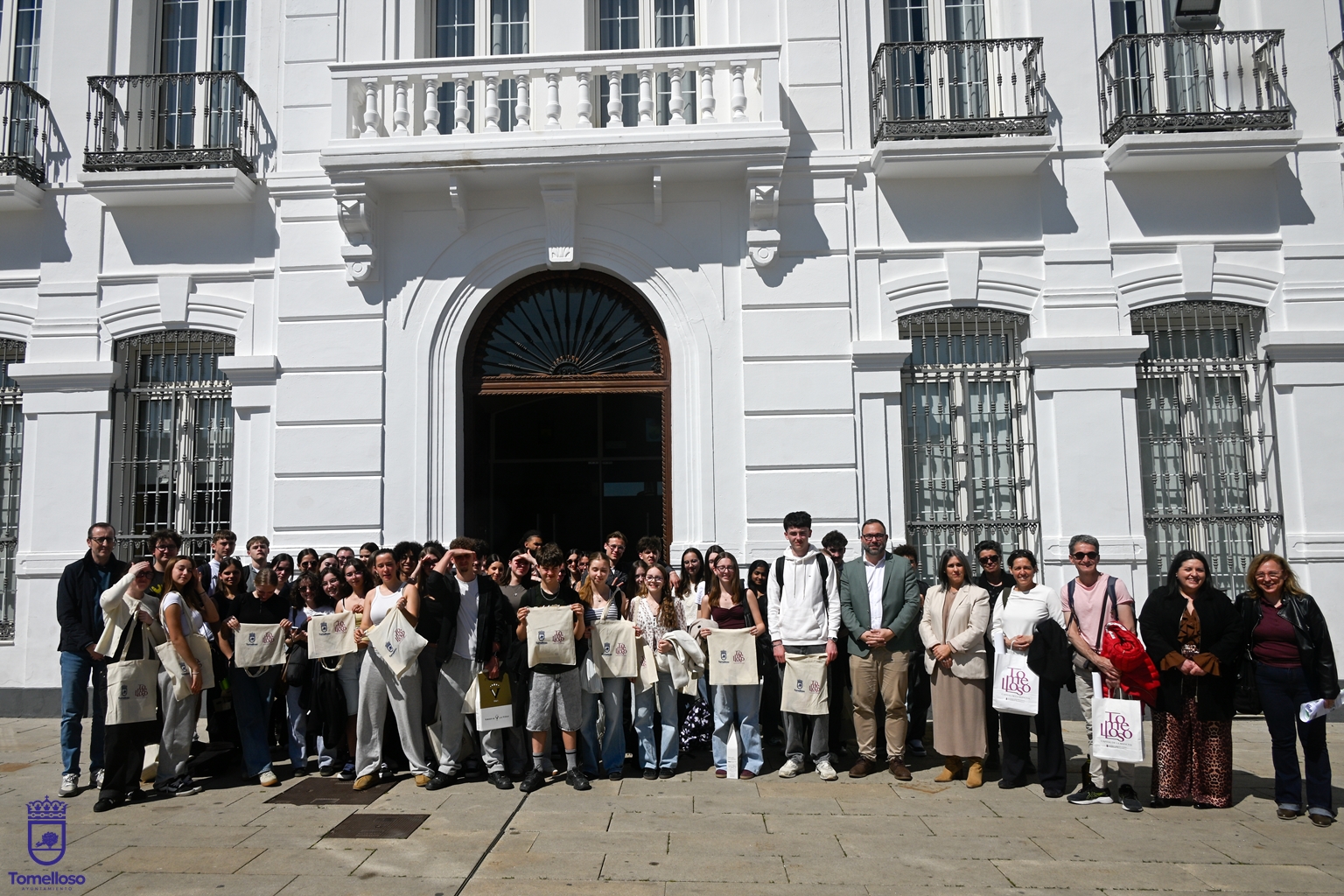 Alumnos y profesores en la puerta principal del Ayuntamiento tras la recepción