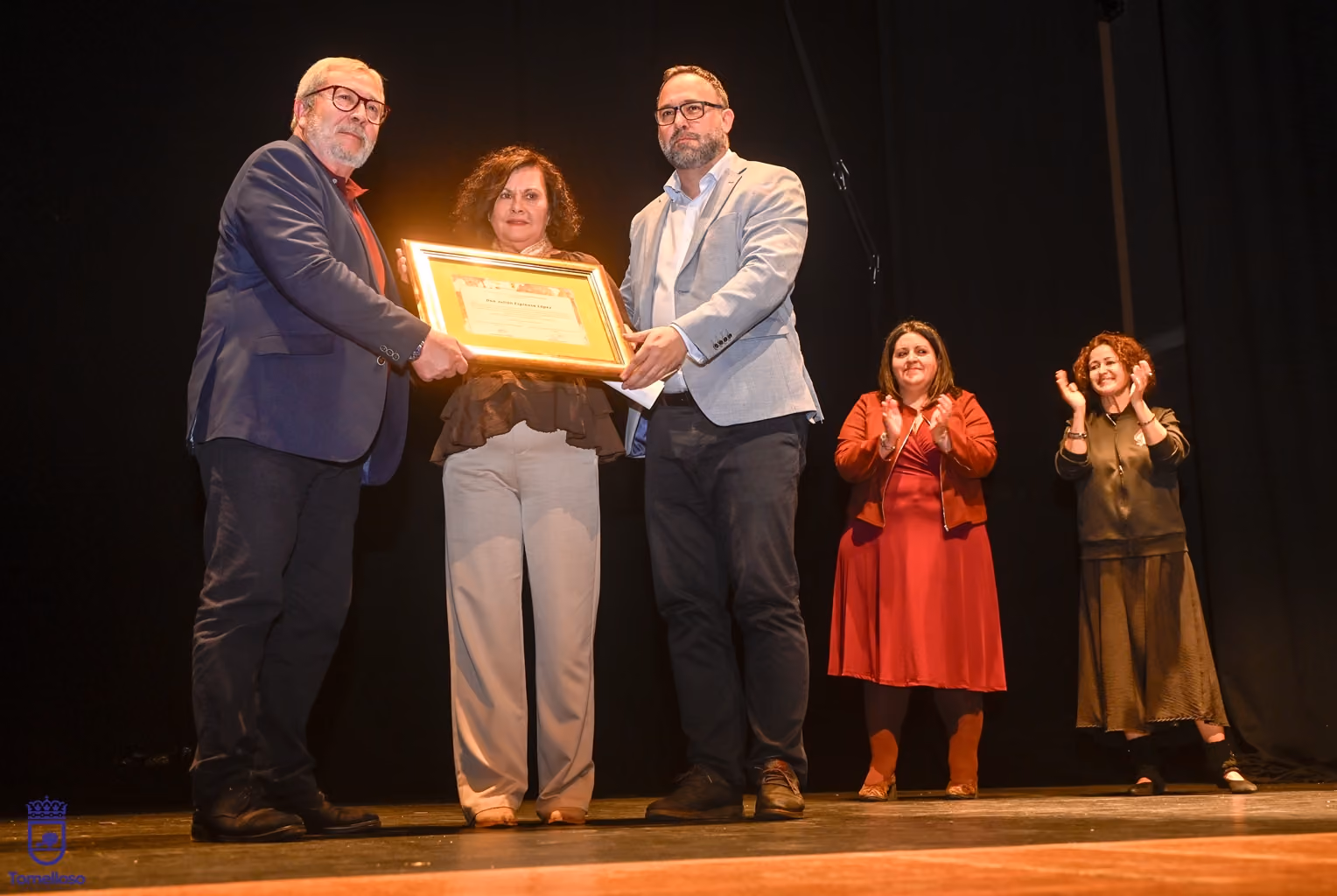 Julián Espinosa, Pilar López y Javier Navarro durante la entrega del reconocimiento al primero de ellos.