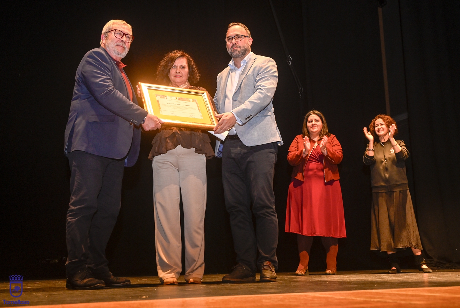 Julián Espinosa, Pilar López y Javier Navarro durante la entrega del reconocimiento al primero de ellos.