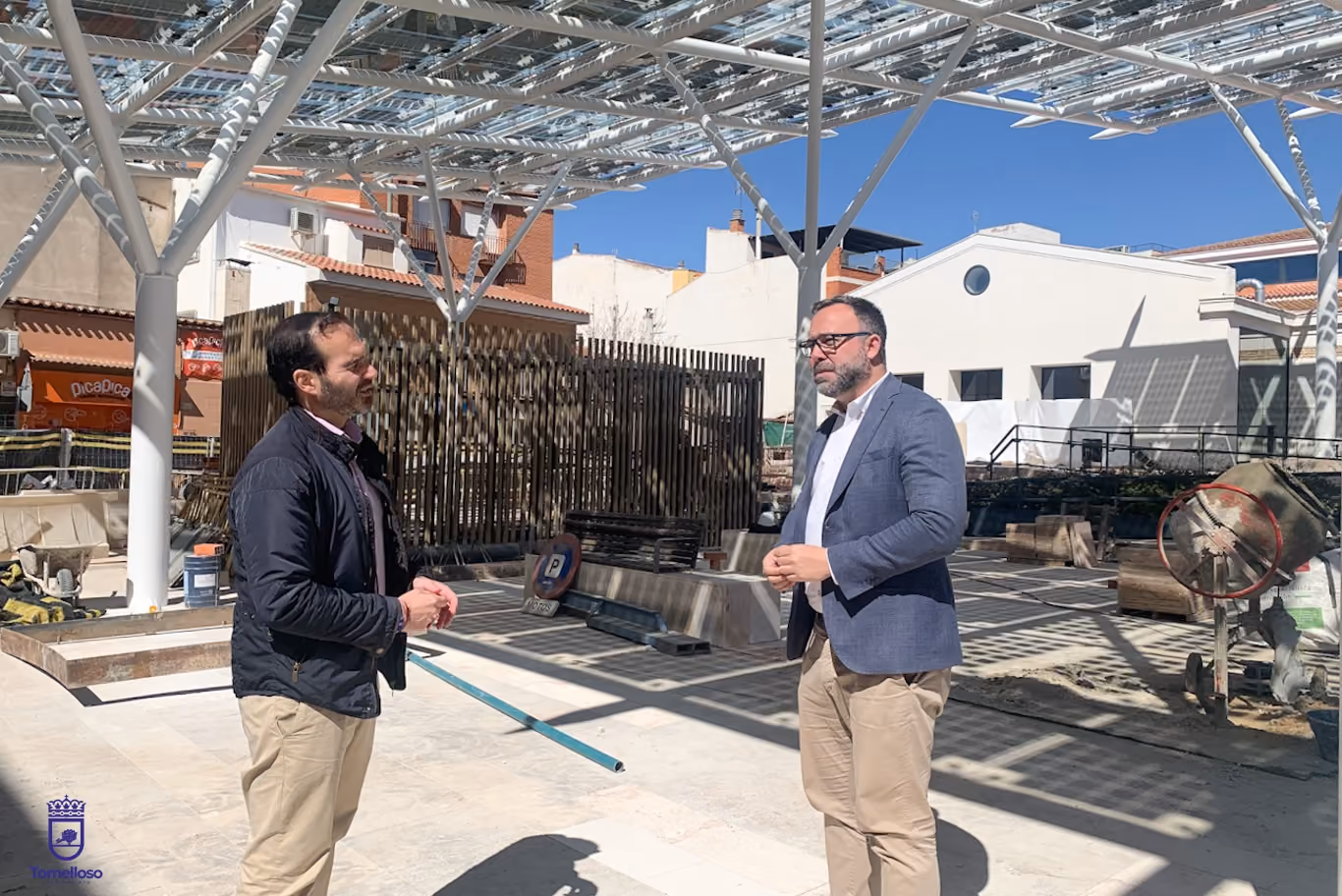 Javier Navarro y Benjamín de Sebastián durante la visita a las obras del Mercado