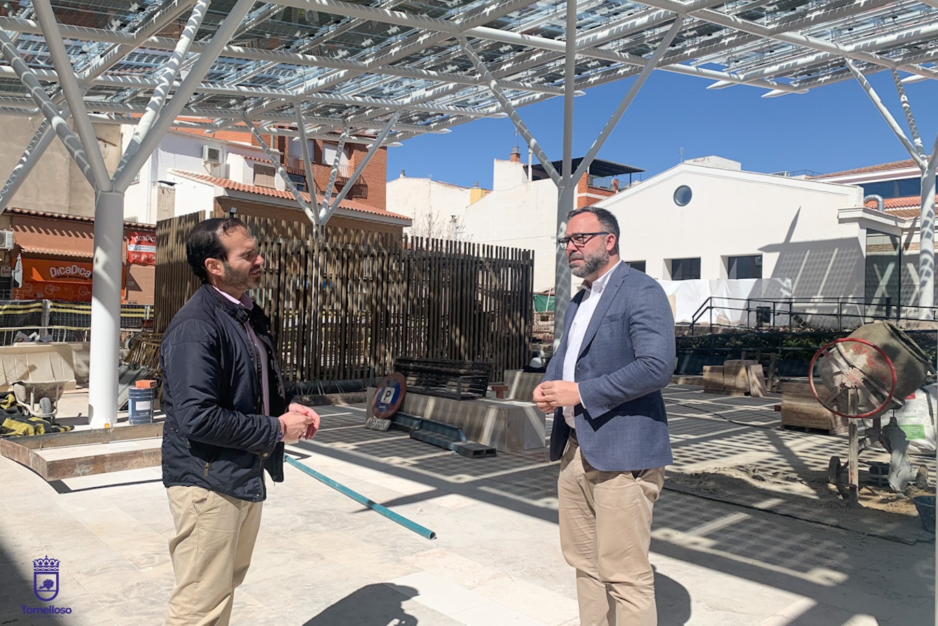 Javier Navarro y Benjamín de Sebastián durante la visita a las obras del Mercado