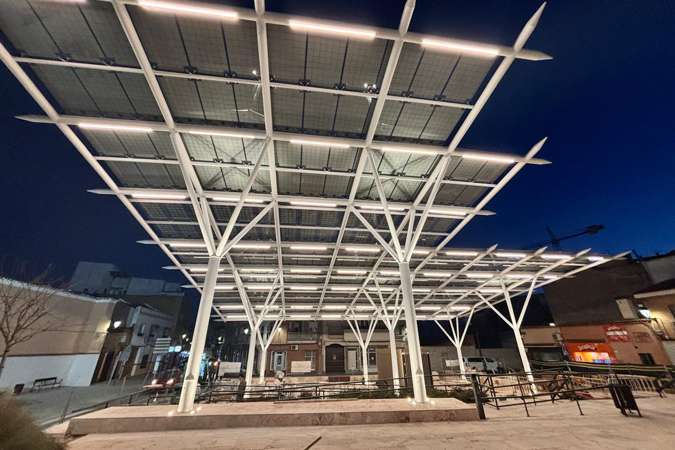 Pérgola Fotovoltaica Mercado de Abastos iluminada