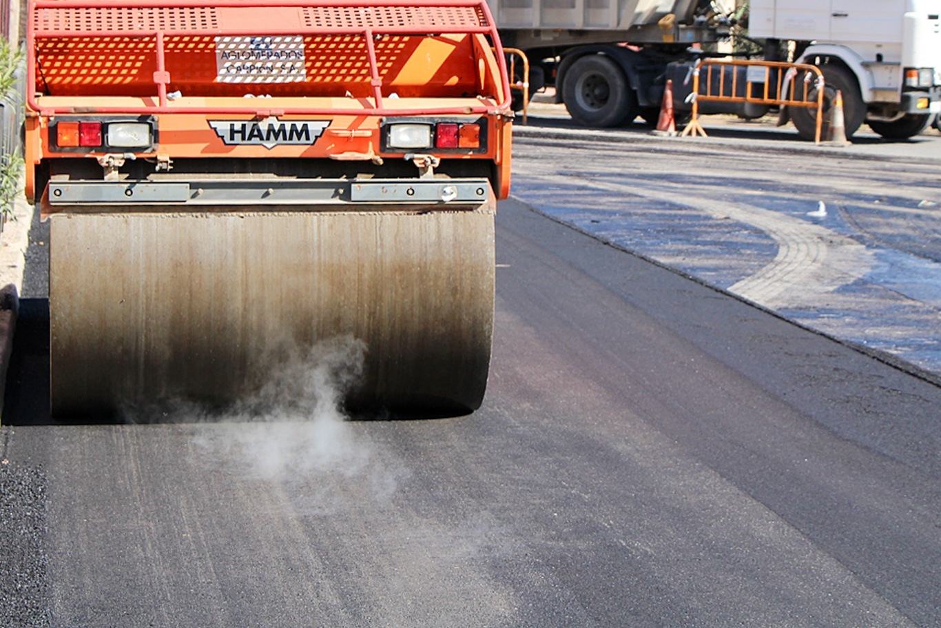 Máquina asfaltando calle