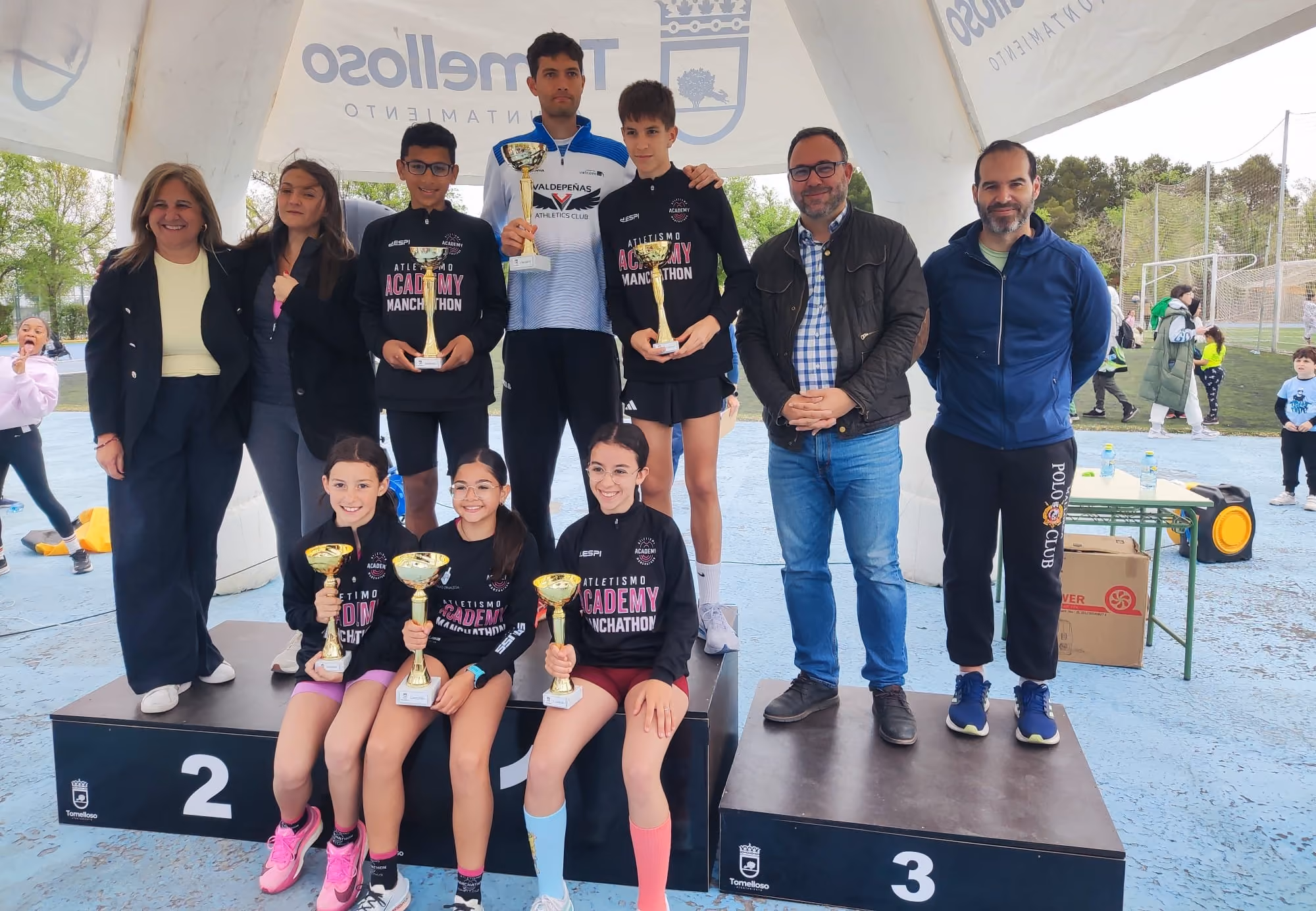 El alcalde, Javier Navarro, junto a concejales del equipo de Gobierno y los participantes premiados en la 47ª Carrera Popular “Memorial Ángel Serrano”