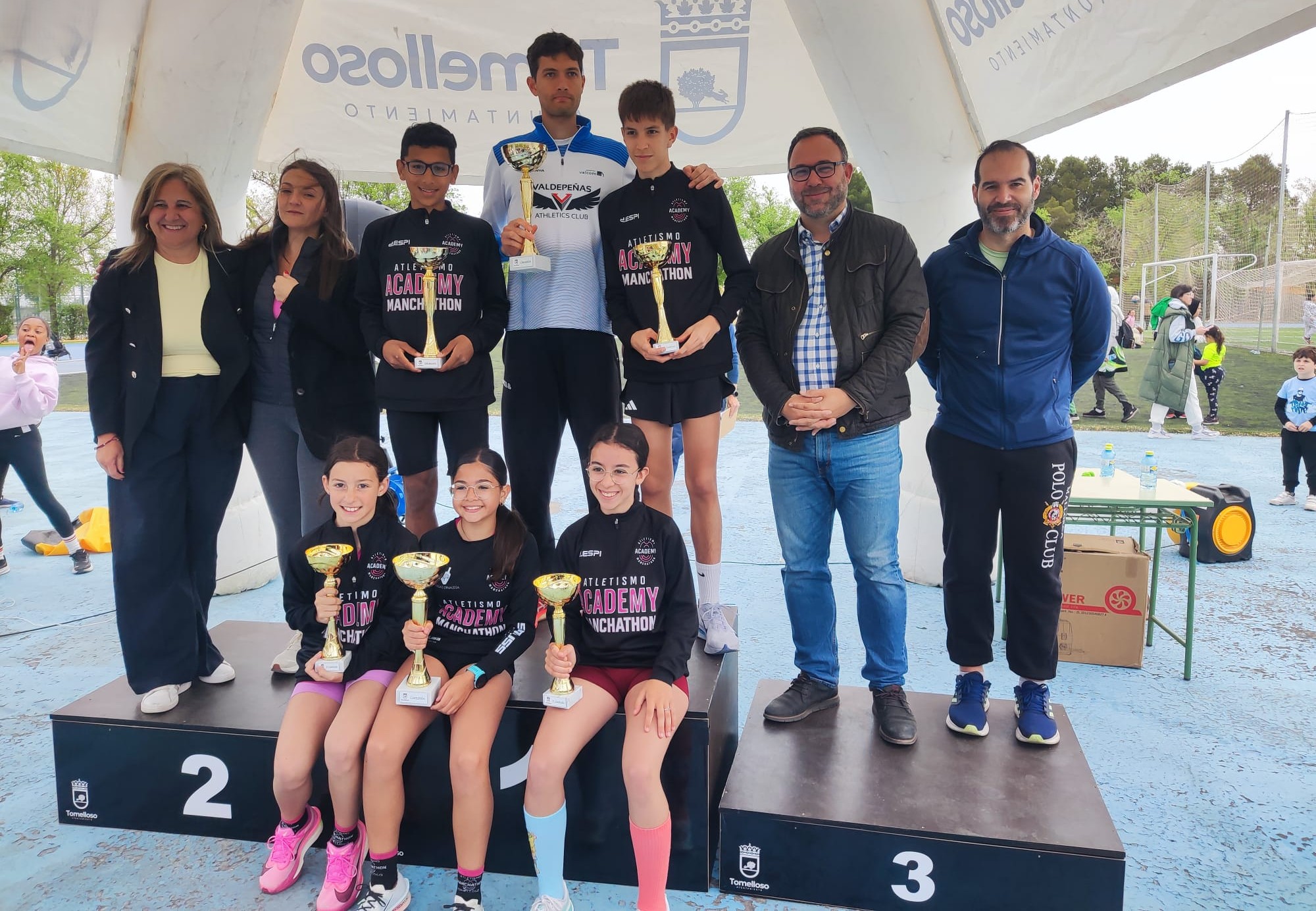 El alcalde, Javier Navarro, junto a concejales del equipo de Gobierno y los participantes premiados en la 47ª Carrera Popular “Memorial Ángel Serrano”