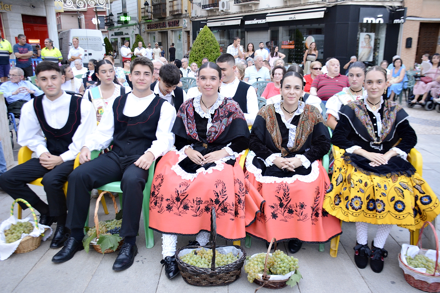 Madrinas y padrinos durante el acto inaugural de la Feria y Fiestas 2025
