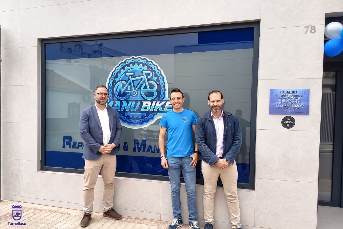 El alcalde y el concejal de Deportes junto a Manuel Moreno en la entrada de Manu Bike