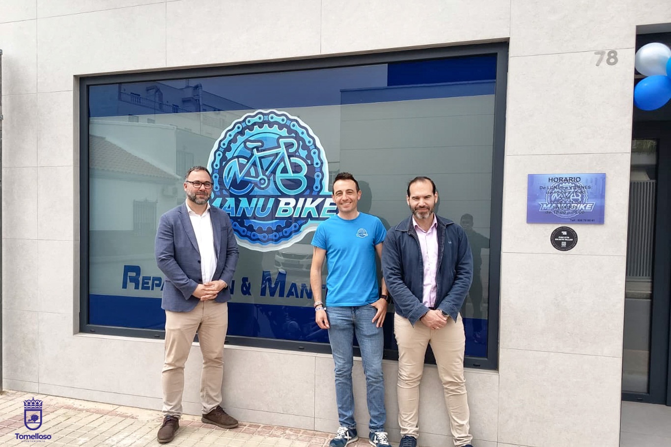 El alcalde y el concejal de Deportes junto a Manuel Moreno en la entrada de Manu Bike