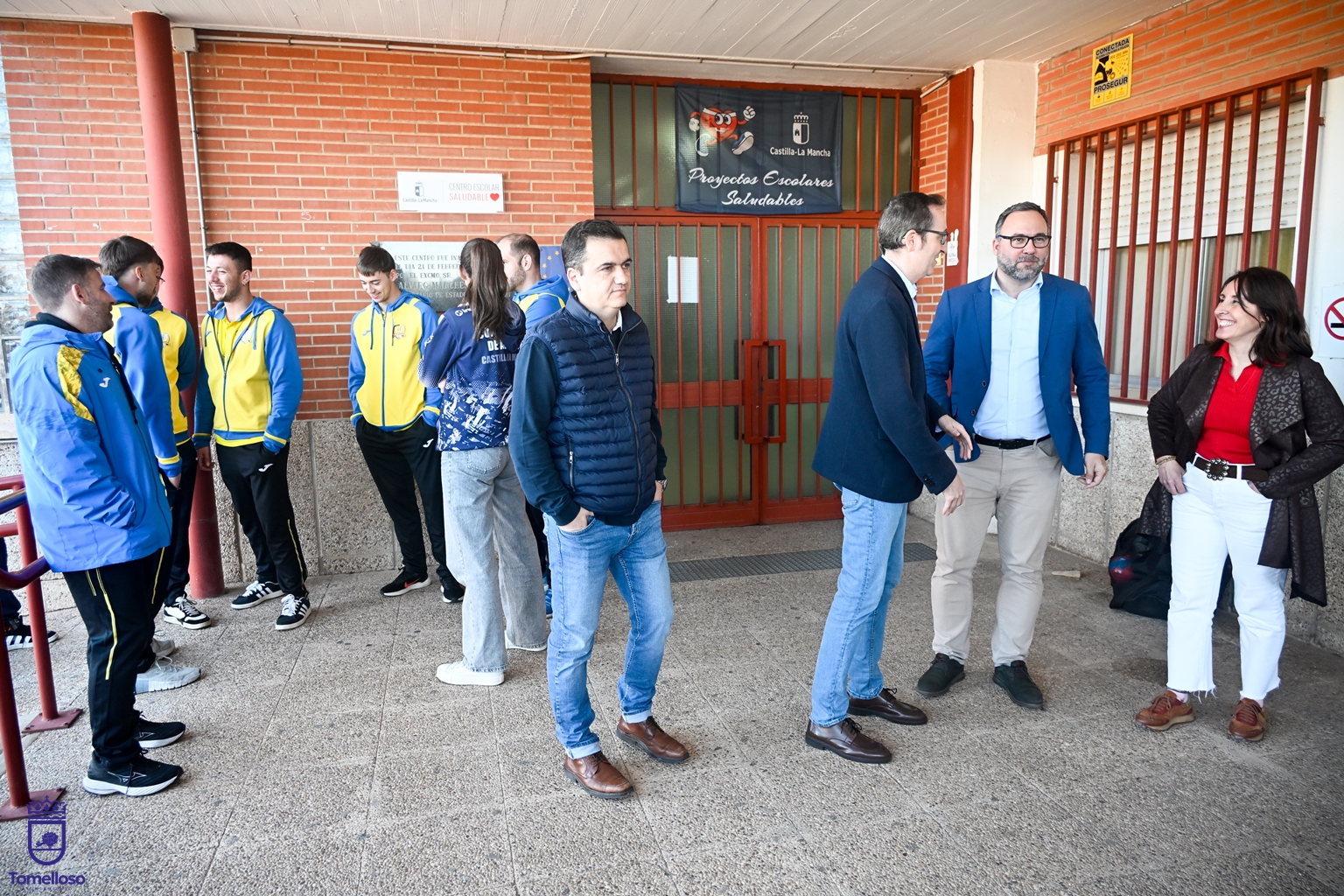 Participantes de la actividad en la entrada el centro