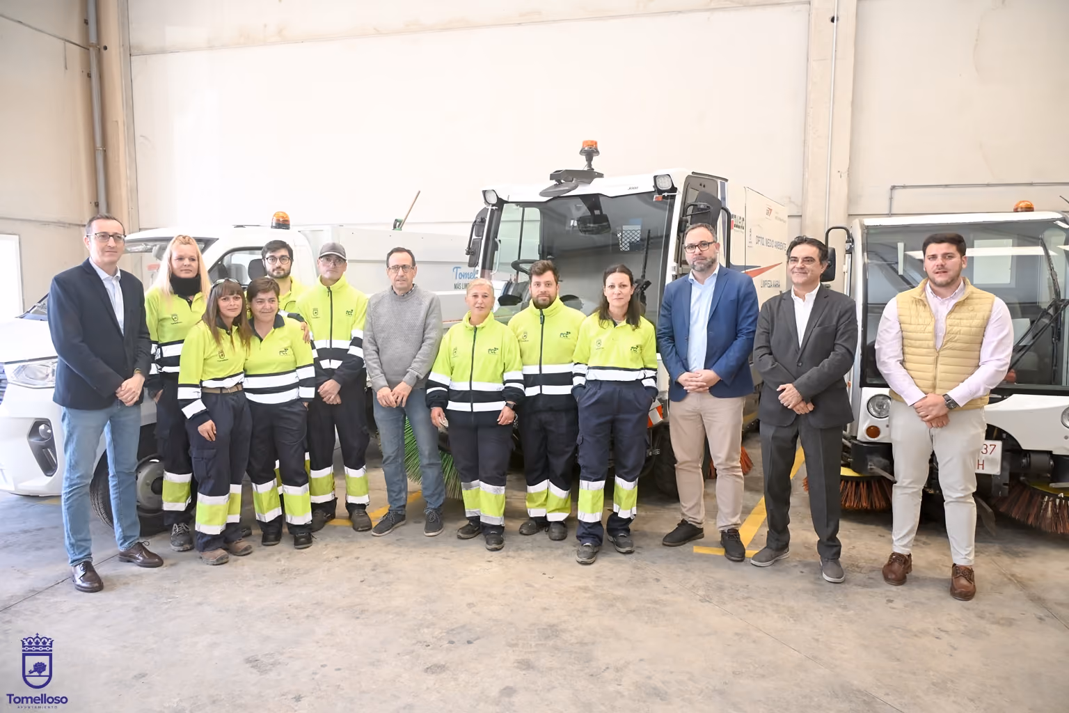 Foto de familia presentación nuevos vehículos de servicio adicional limpieza