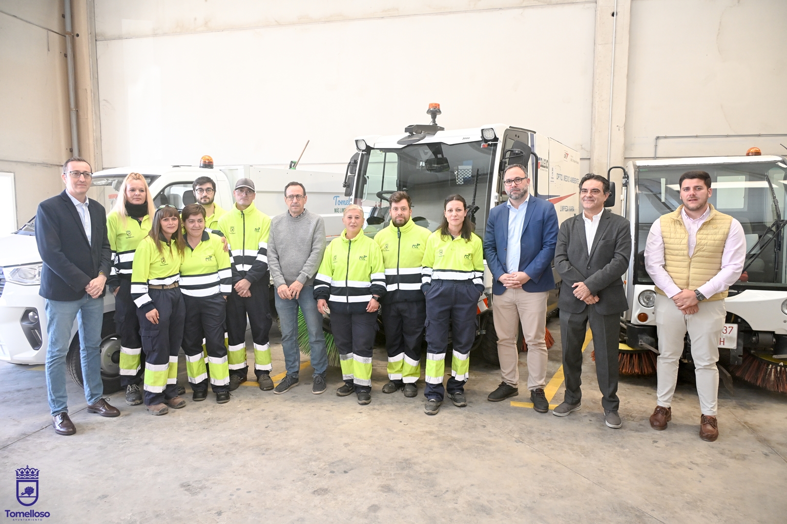Foto de familia presentación nuevos vehículos de servicio adicional limpieza