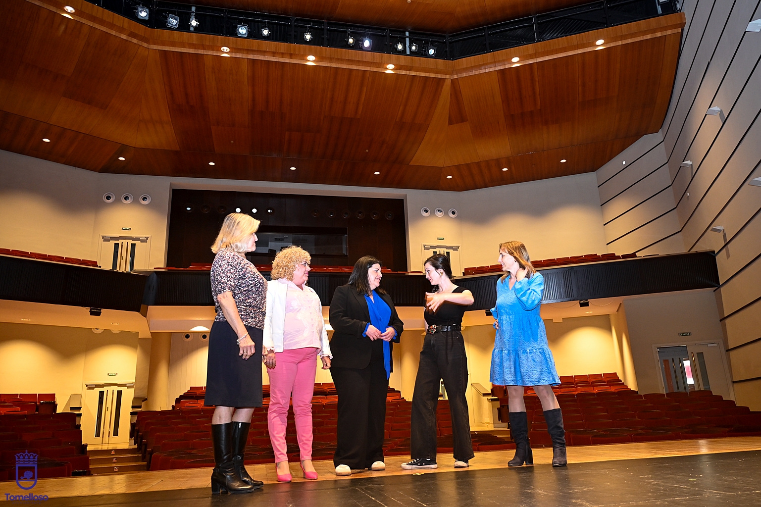 La concejala, con representantes de los grupos de teatro locales durante la presentación de la 33 Muestra Local de Teatro en el Marcelo Grande