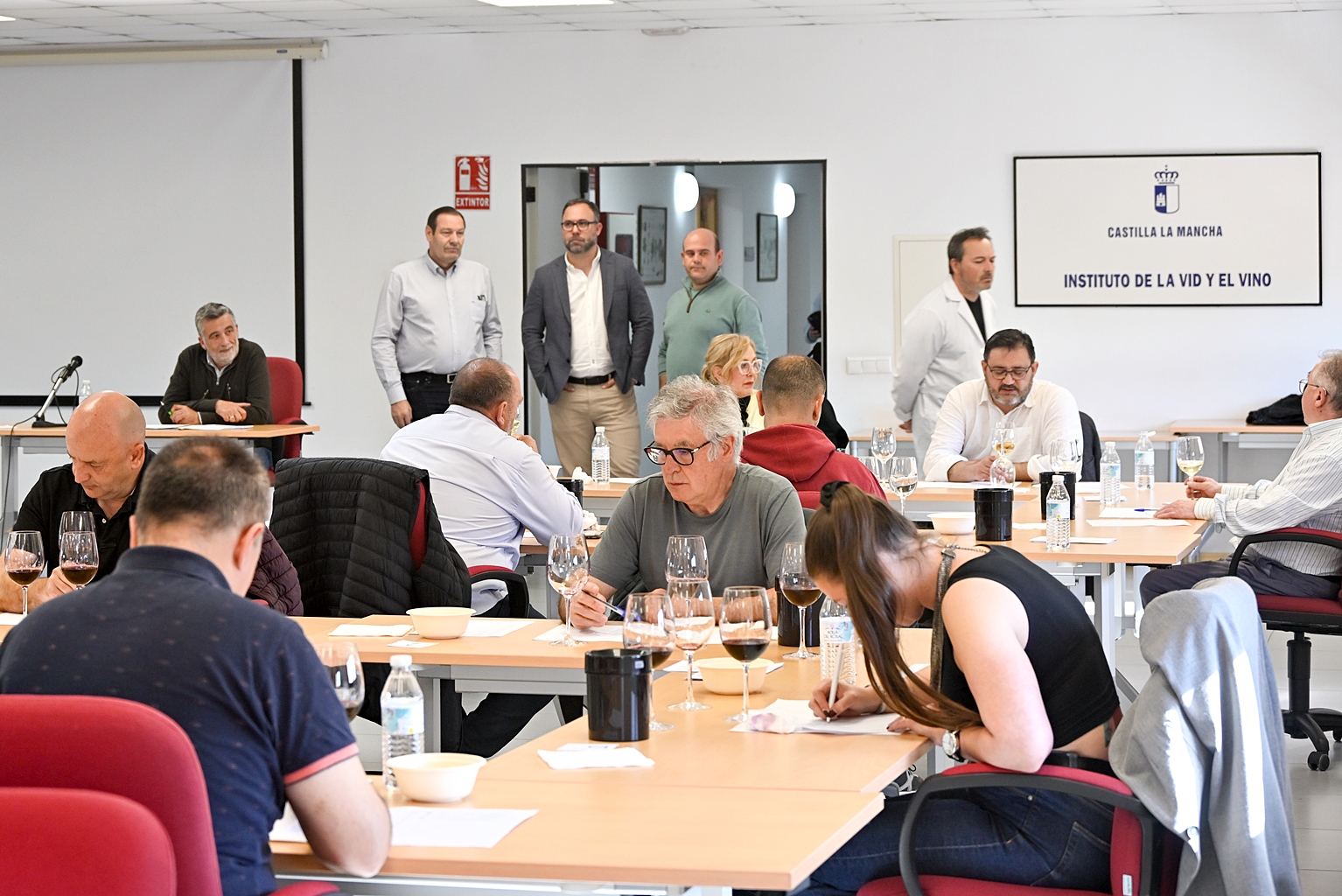Javier Navarro, Jesús Lara y Manuel Ruiz durante las catas del jurado