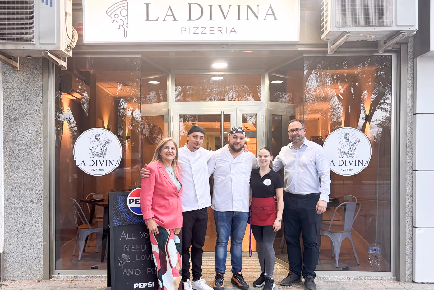 Javier Navarro y Eloísa Perales en la puerta del nuevo establecimiento ubicado en la avenida Don Antonio Huertas