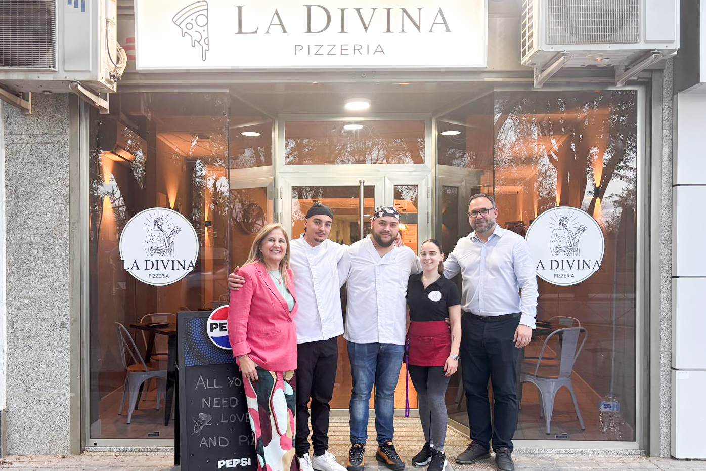 Javier Navarro y Eloísa Perales en la puerta del nuevo establecimiento ubicado en la avenida Don Antonio Huertas