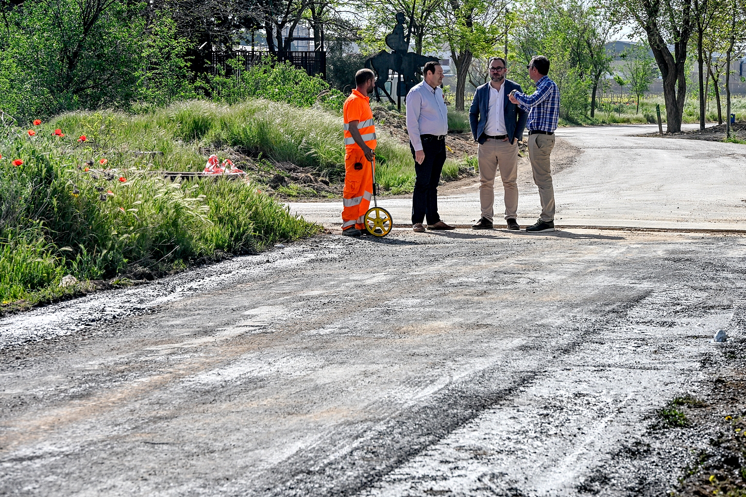 Javier Navarro y Jesús Lara durante la visita al camino de Alcázar que está siendo objeto de mejora.