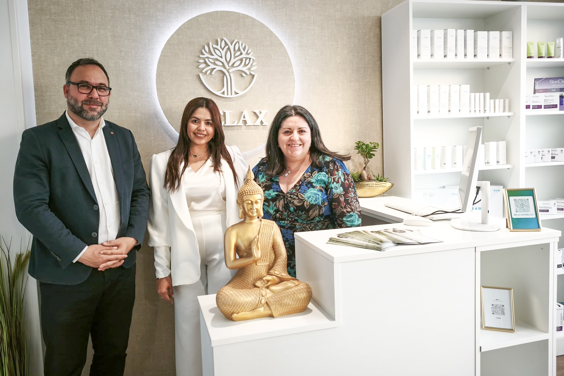 Javier Navarro e Inés Losa con Yulimar Neira, en el centro, durante la inauguración del nuevo centro de ciudado personal