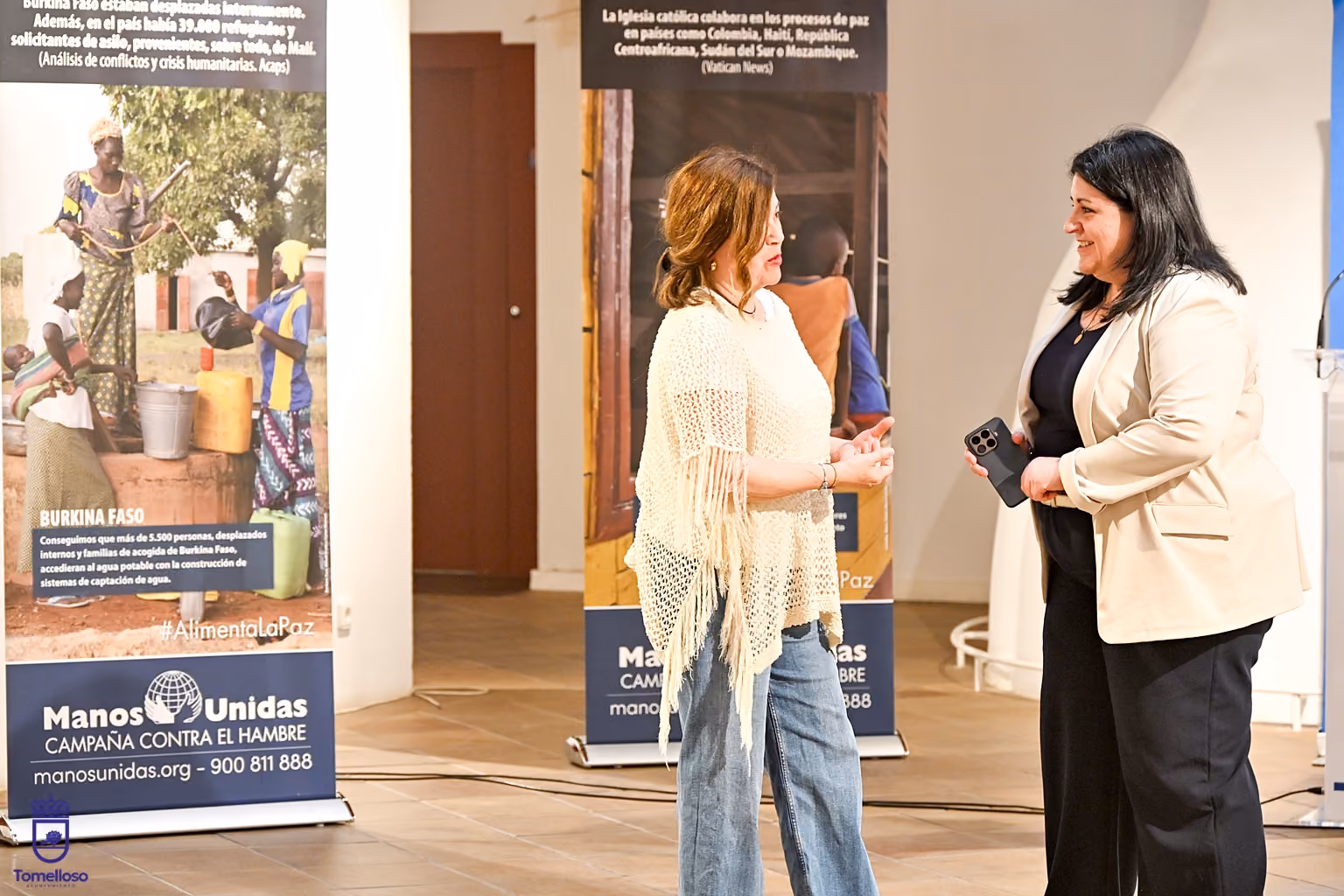 La voluntaria de Manos Unidas, Marisa Onsurbe, e Inés Losa durante la inbauguración de la muestra.