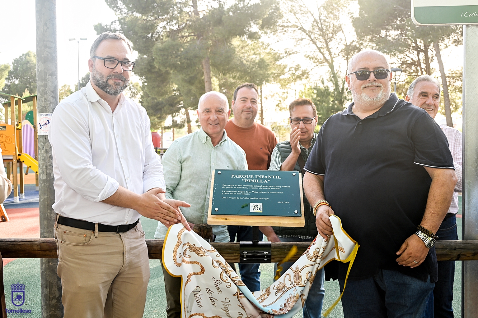 Javier Navarro y Alejandro Ramírez, descubriendo la placa de la nueva zona infantil