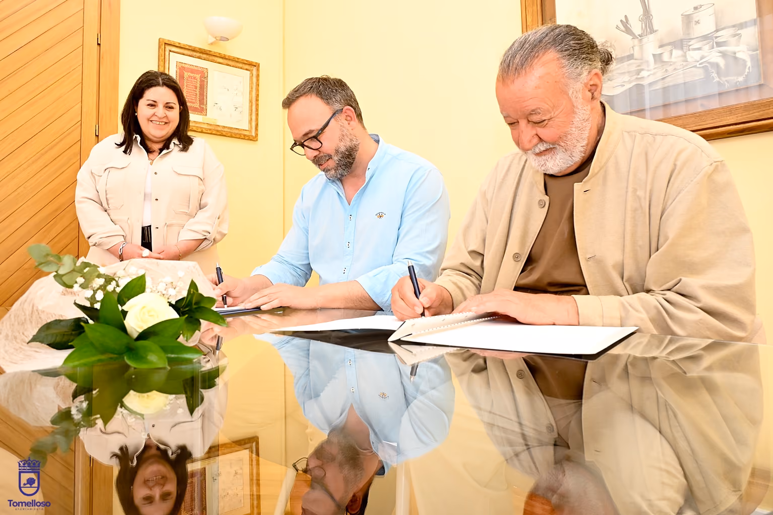 Javier Navarro, Dionisio Cañas e Inés Losa durante la firma de donación del legado de poeta tomellosero al Ayuntamiento