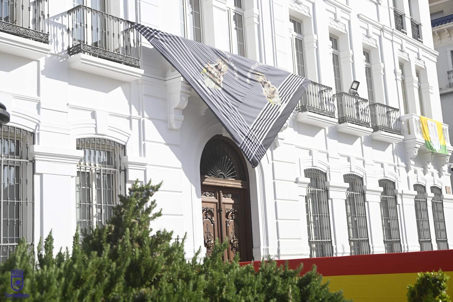 Fachada del Ayuntamiento con pañuelo romero