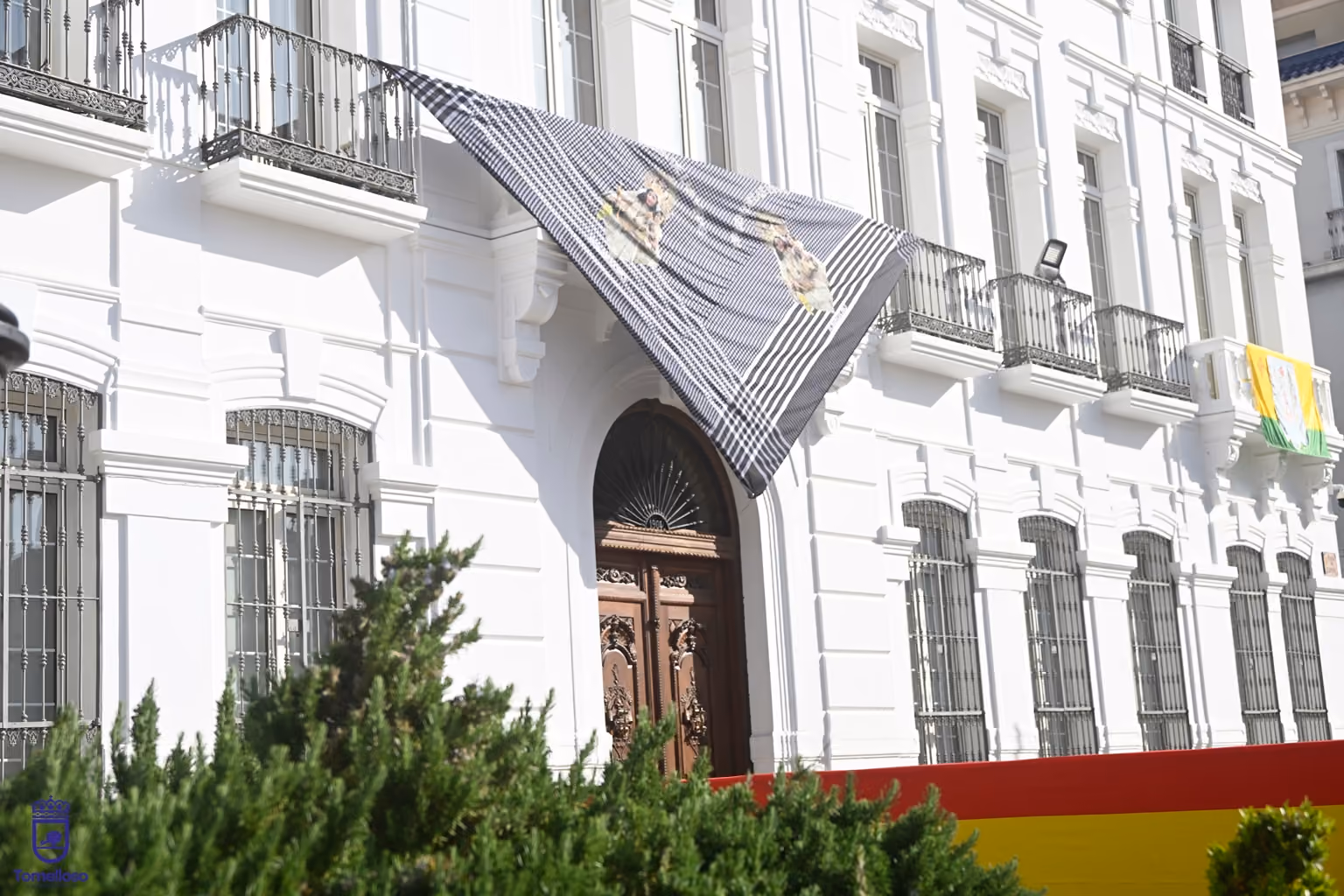 Fachada del Ayuntamiento con pañuelo romero
