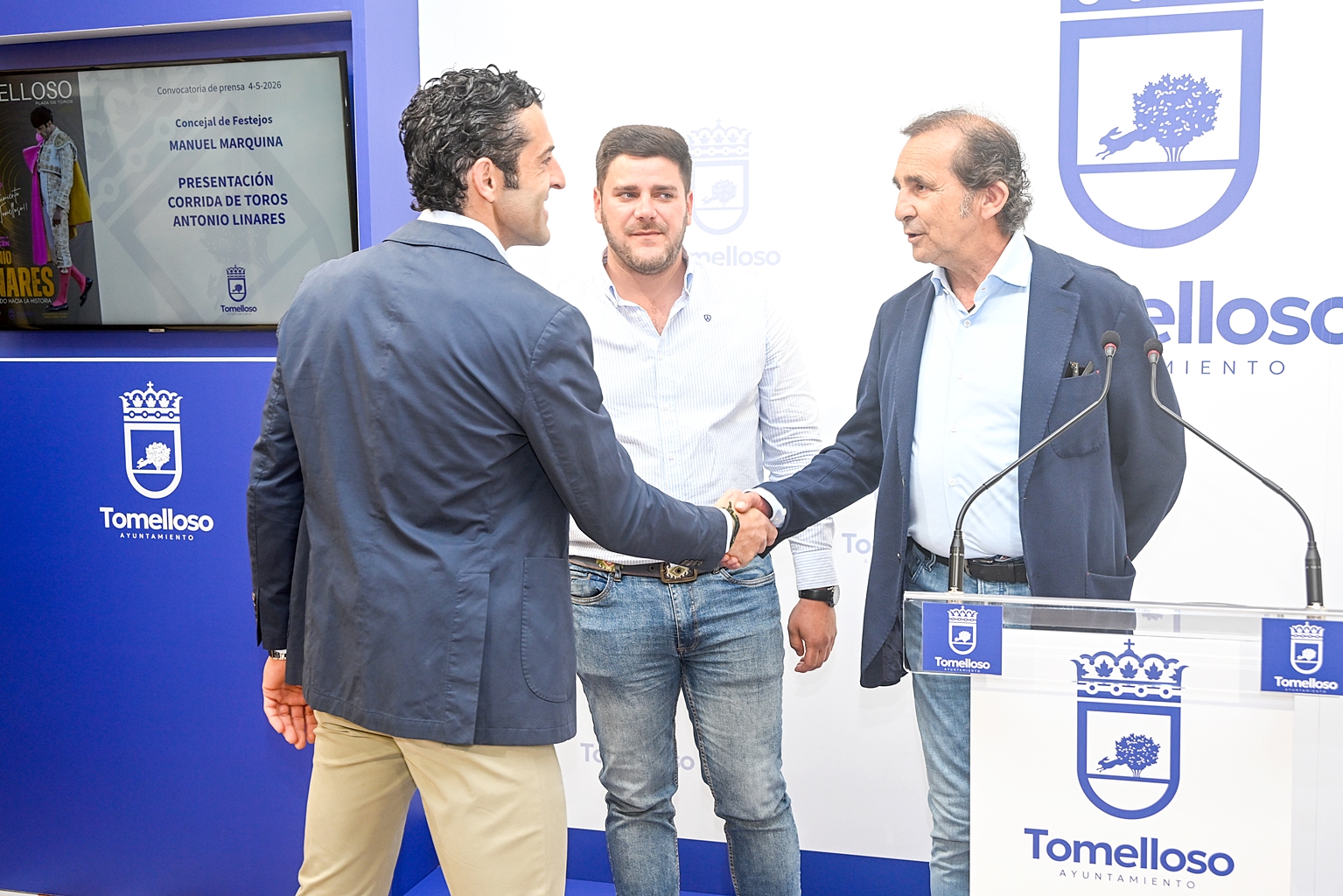 Antonio Linares, de espaldas, con los concejales Manuel Marquina y Benito Benito