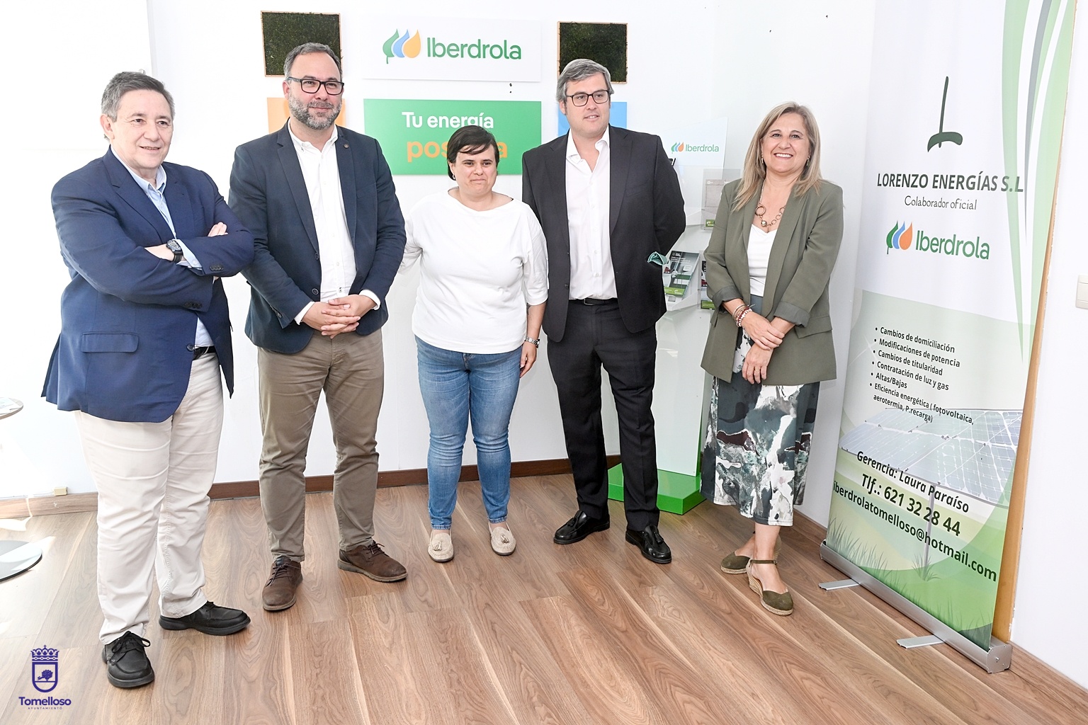 El alcalde y responsables de Iberdrola en el nuevo punto de atención de la entidad