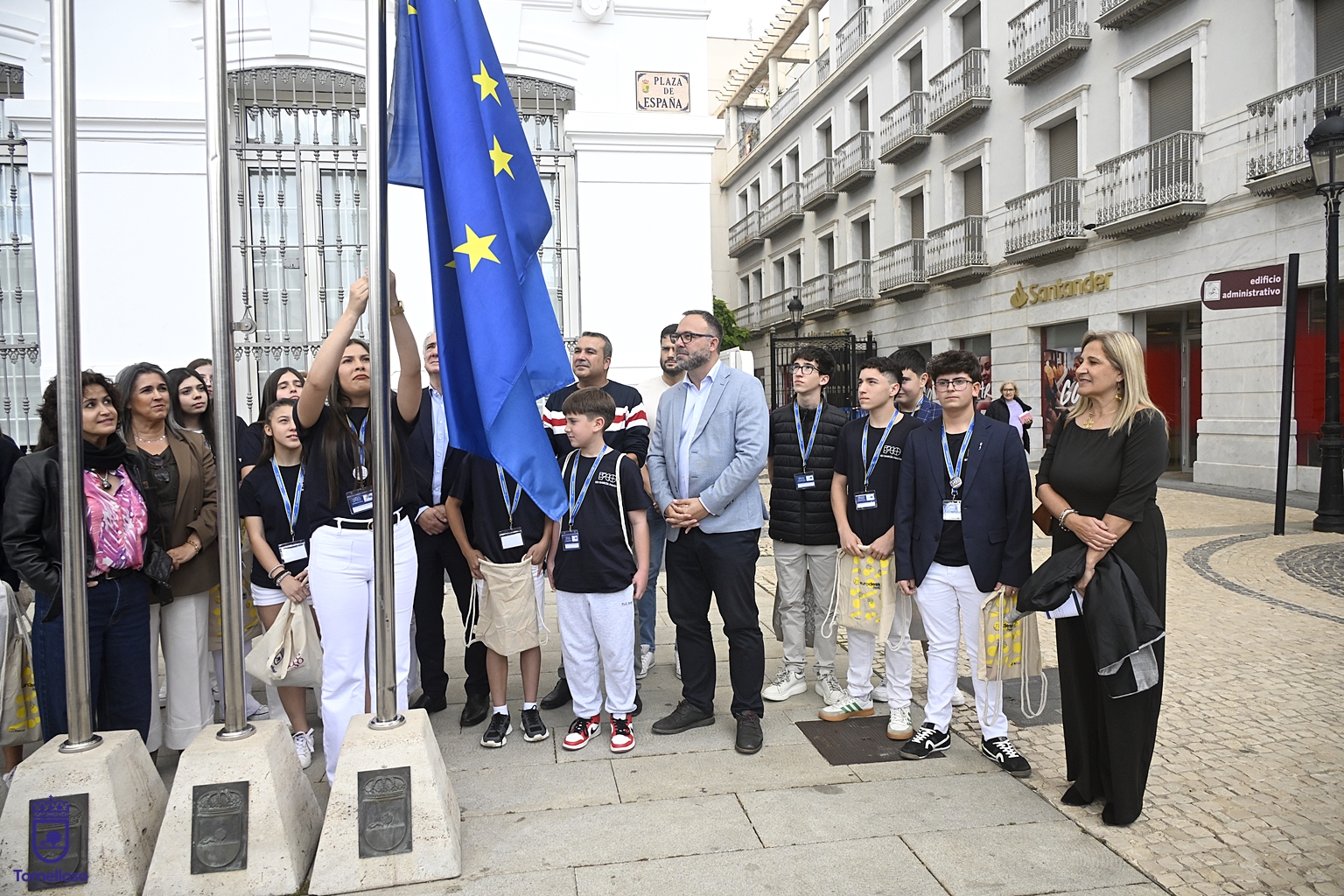 La actividad del Día de Europa ha finalizado con el izado de la bandera en la plaza de España