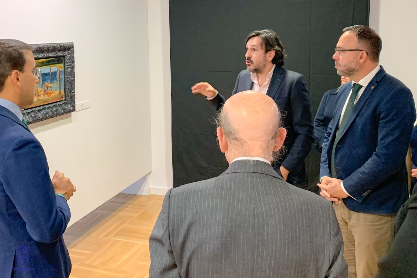 Javier Navarro durante la visita a la exposición