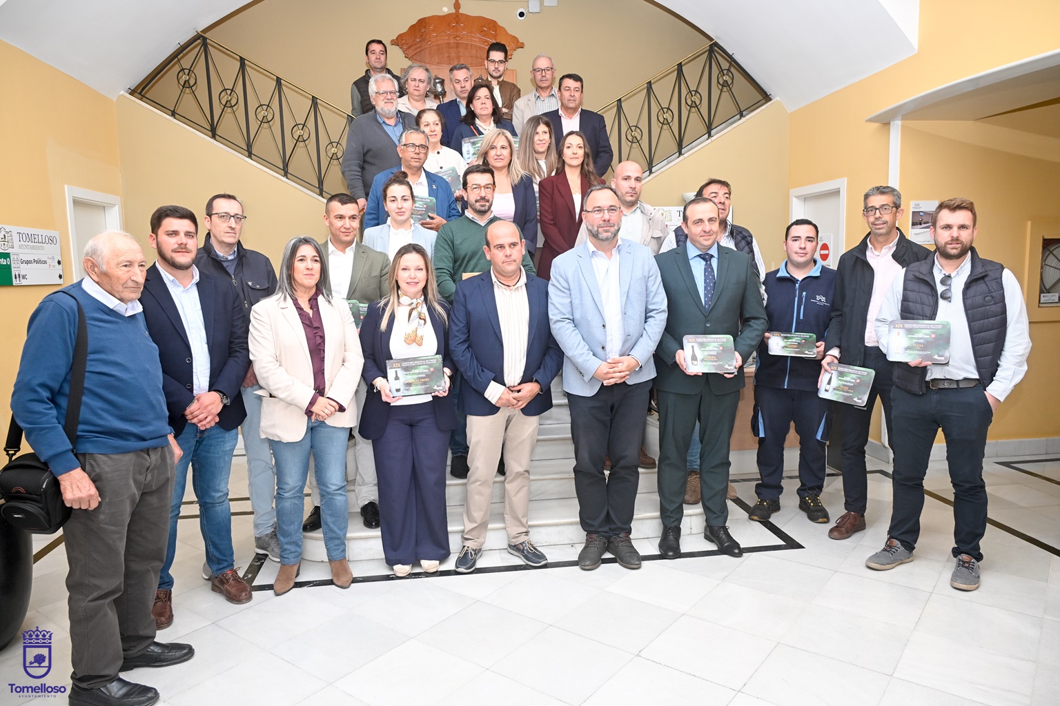 Premiados, autoridades y representantes de la Hermandad tras la entrega de premios