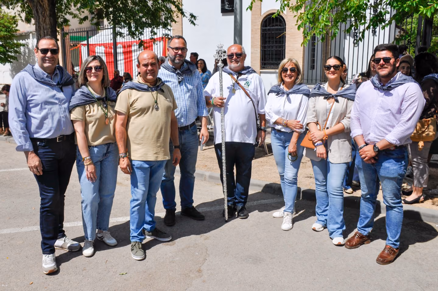 Representantes de la Hermandad y de la Corporación municipal a la llegada a la ermita de San Isidro