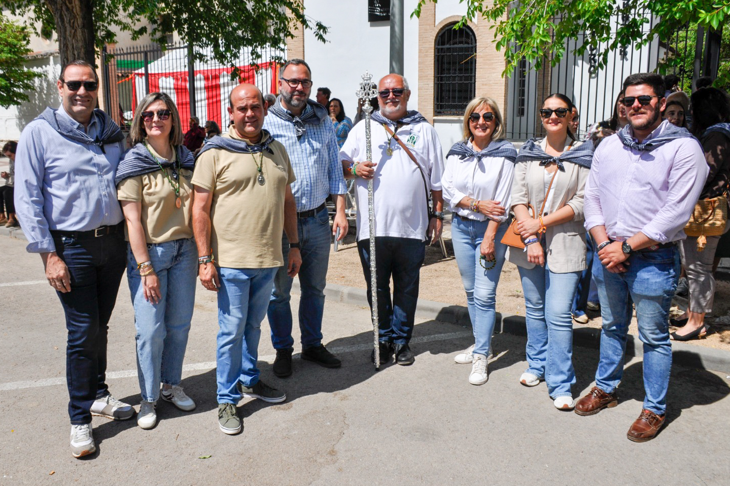 Representantes de la Hermandad y de la Corporación municipal a la llegada a la ermita de San Isidro