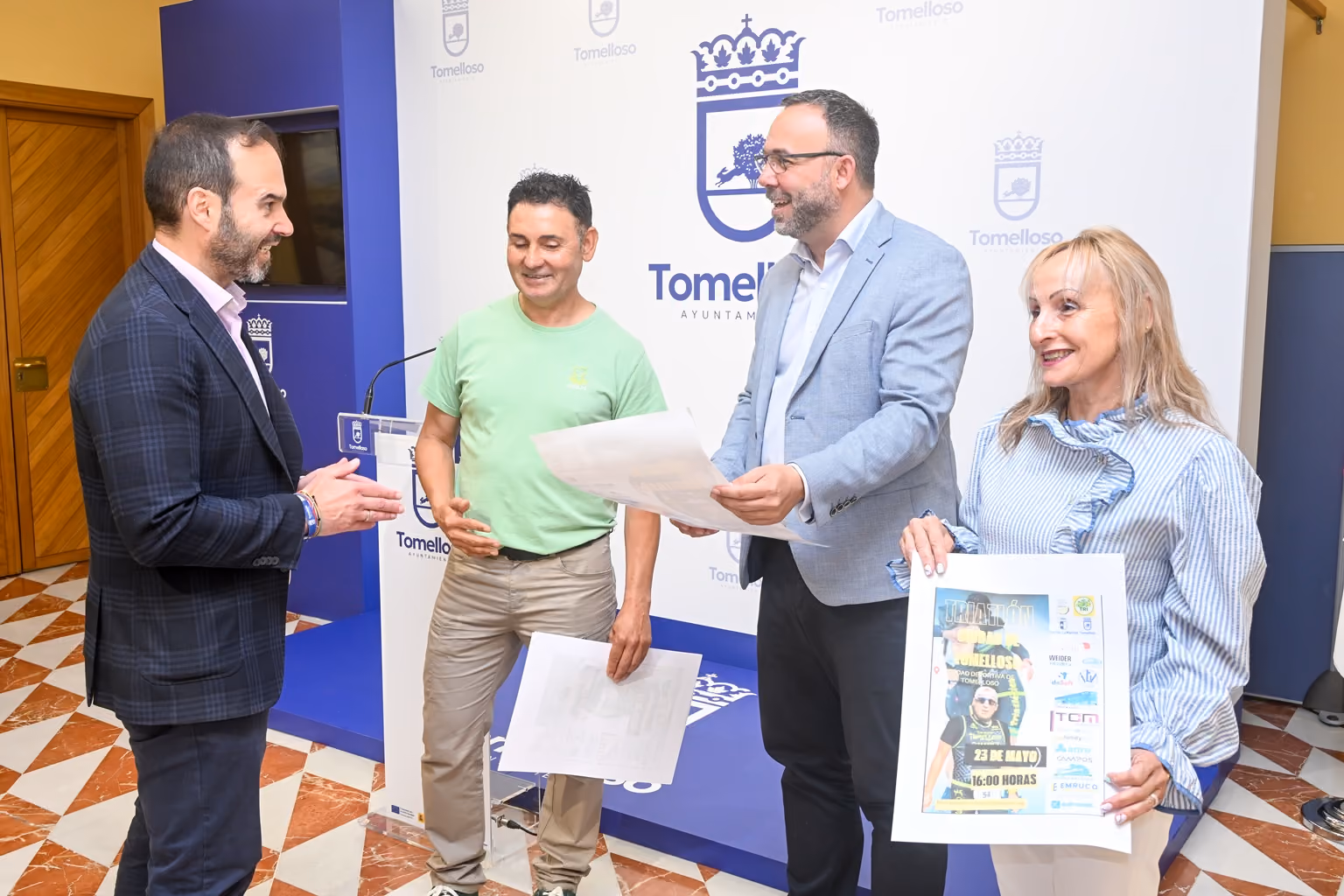 Javier Navarro, con los representantes de la organización de la prueba