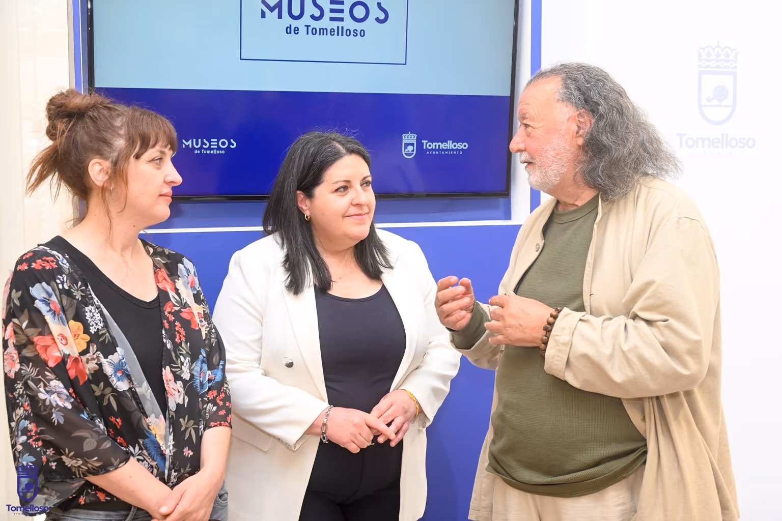 La concejala de Cultura, Inés Losa; la diseñadora Dori López y el poeta Dionisio Cañas, durante la presentación estrategia Museos
