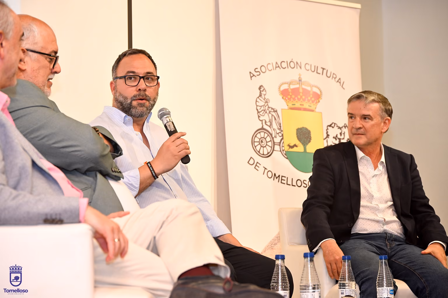 El alcalde Javier Navarro, durante la presentación del número 28 de la revista "Pámpanas"