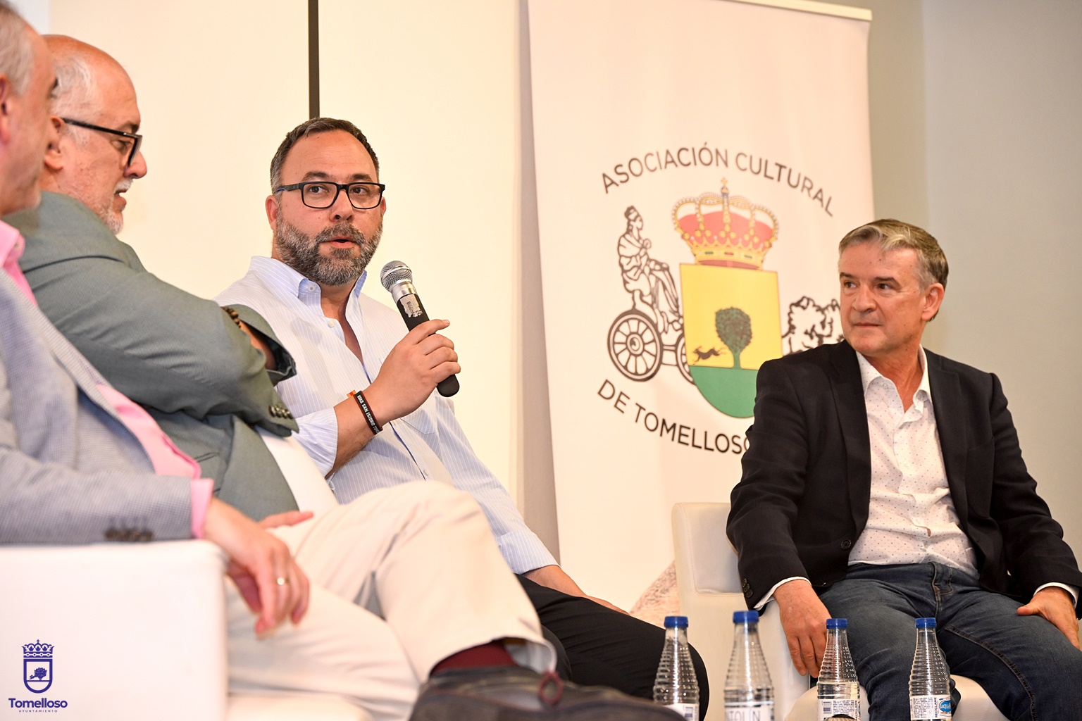 El alcalde Javier Navarro, durante la presentación del número 28 de la revista "Pámpanas"