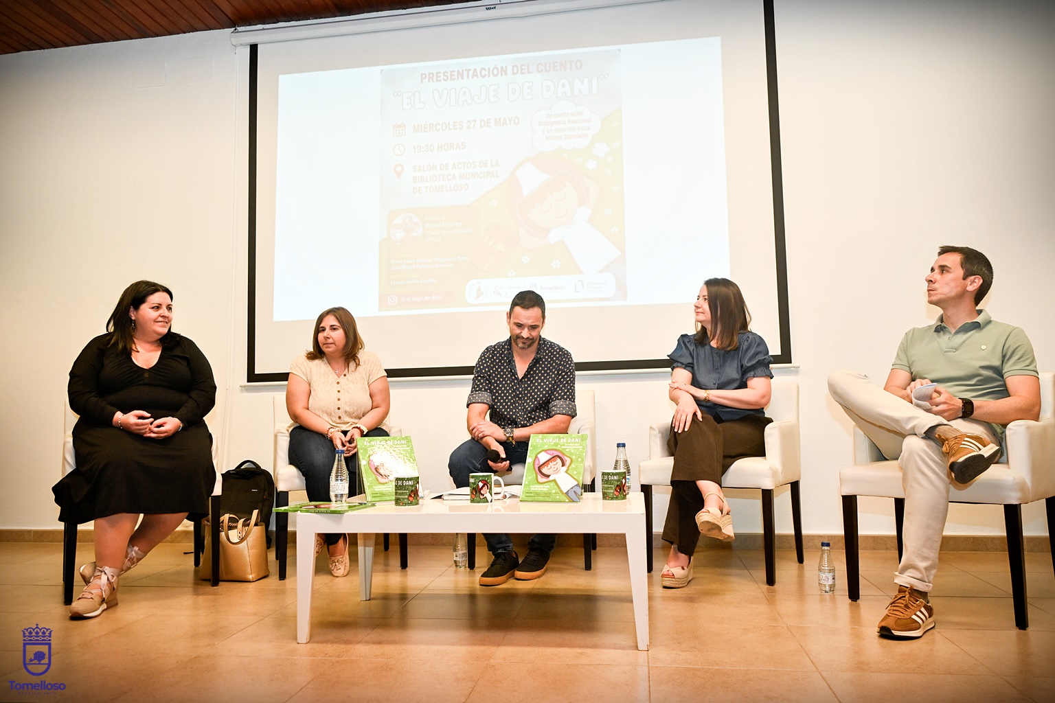 La concejala de Cultura, Inés Losa, acompañando a los autores del libro durante la presentación