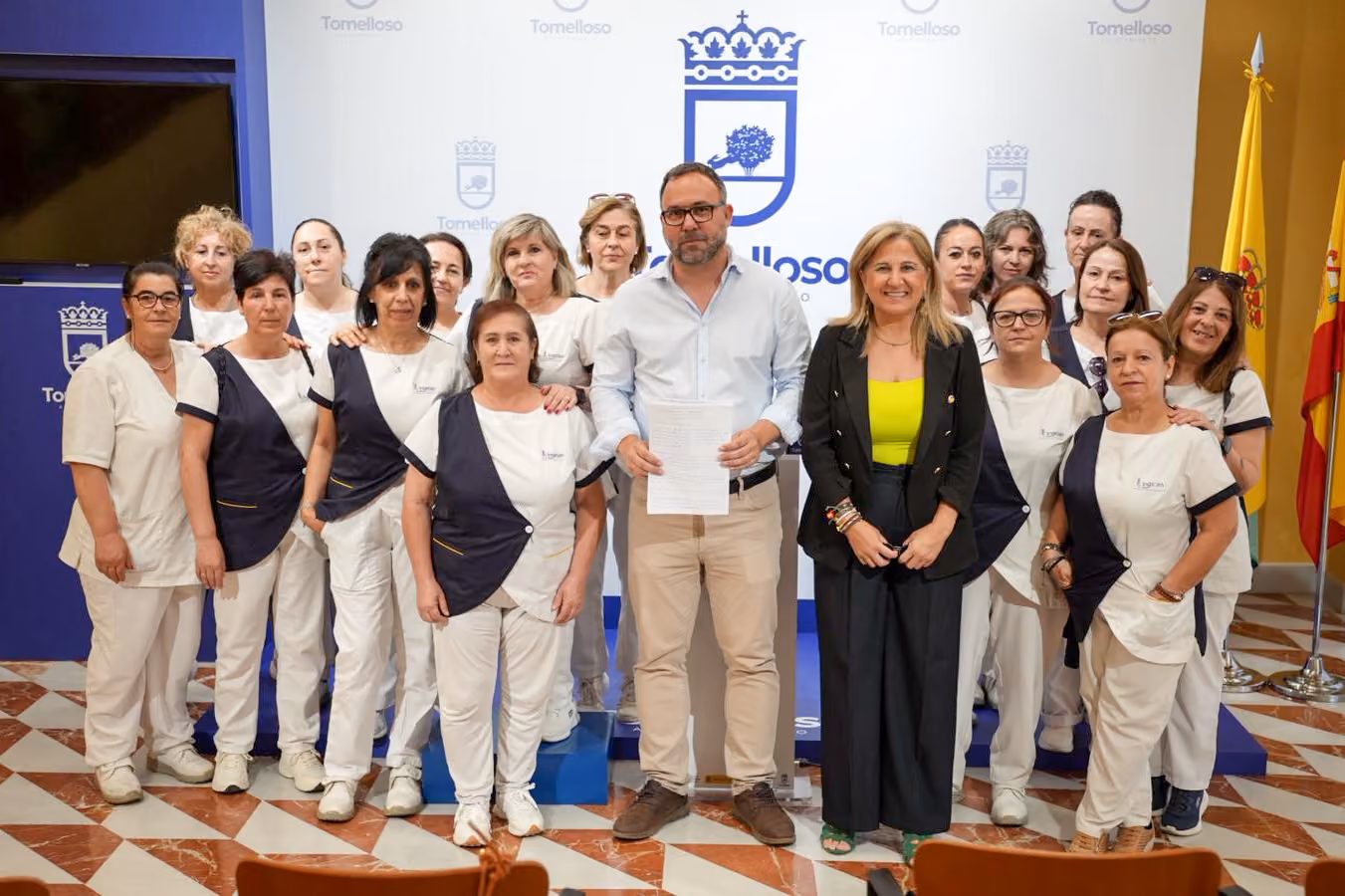 Javier Navarro y Eloísa Perales con las asistentes a la reunión mantenida este jueves en el Ayuntamiento de Tomelloso