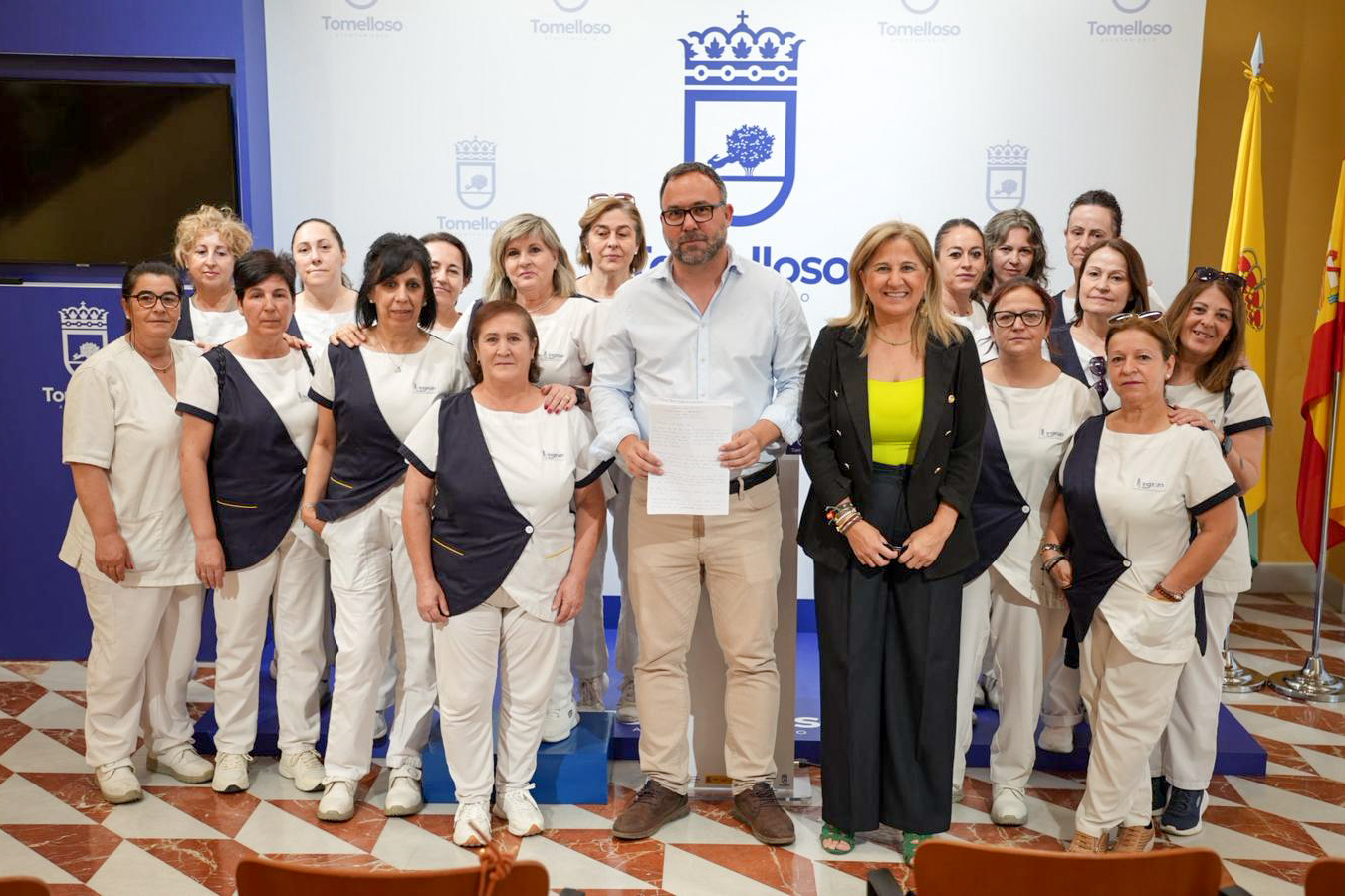 Javier Navarro y Eloísa Perales con las asistentes a la reunión mantenida este jueves en el Ayuntamiento de Tomelloso