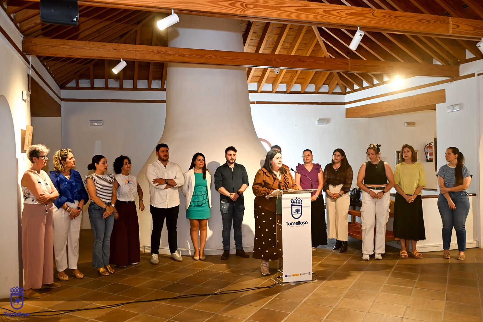 Inés Losa, en el atril, durante la inauguración de la exposición de la UP