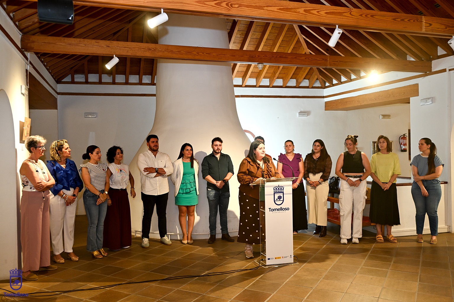 Inés Losa, en el atril, durante la inauguración de la exposición de la UP
