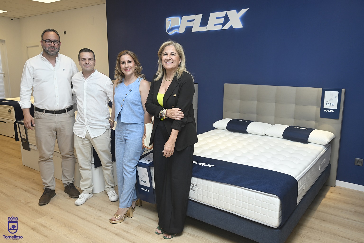 Javier Navarro y Eloísa Perales con los responsables de la nueva tienda