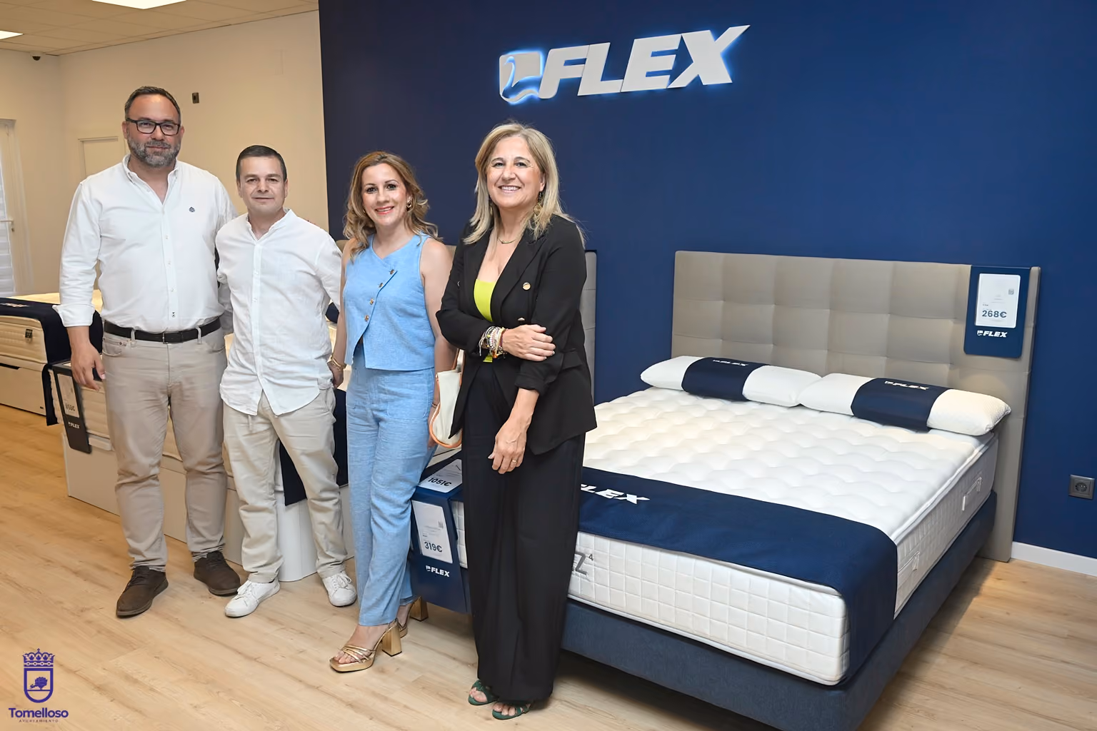 Javier Navarro y Eloísa Perales con los responsables de la nueva tienda