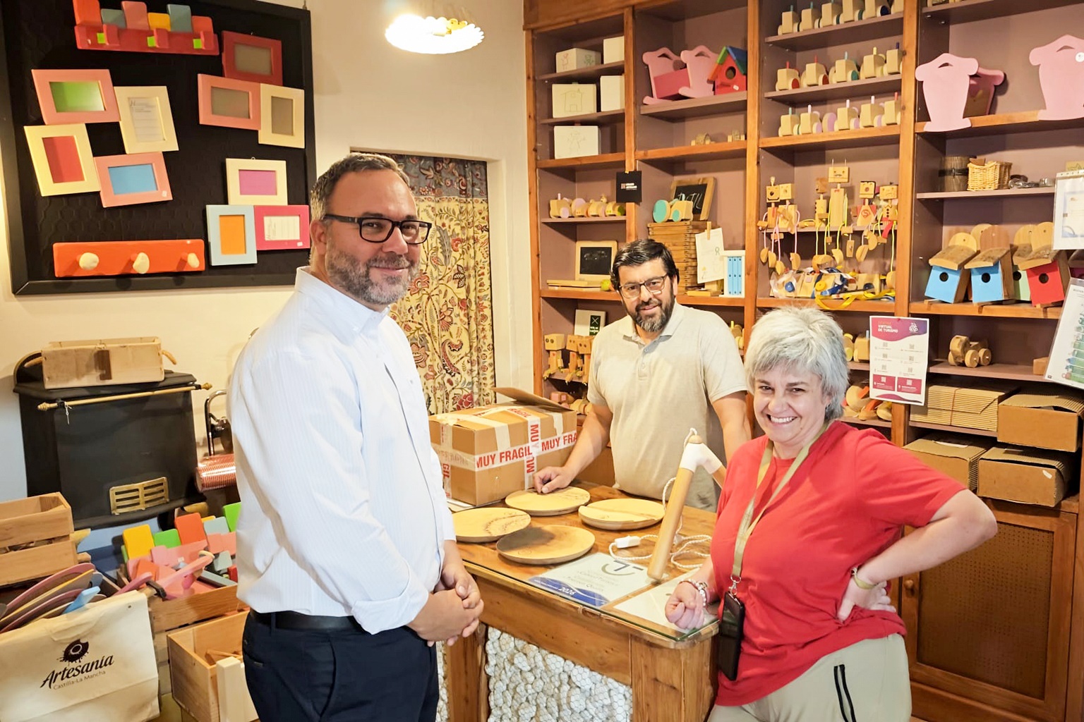 Javier Navarro, con Juan Carlos y Rocío, en Artesa