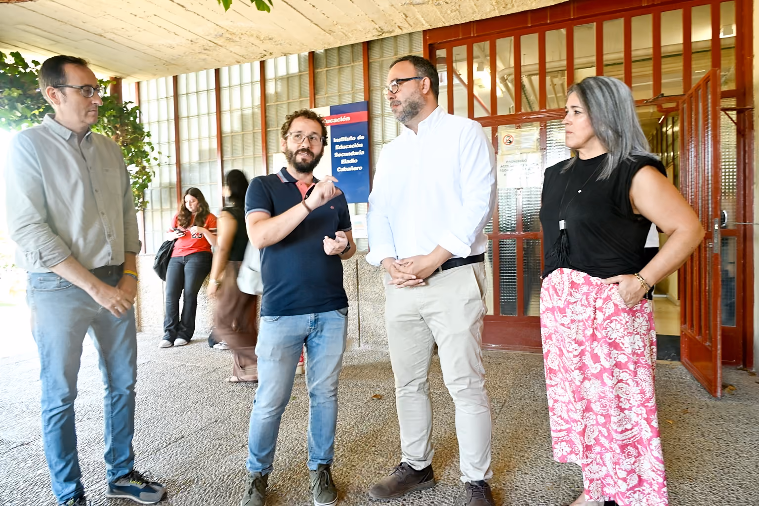 Los concejales con el director, en la entrada del IES