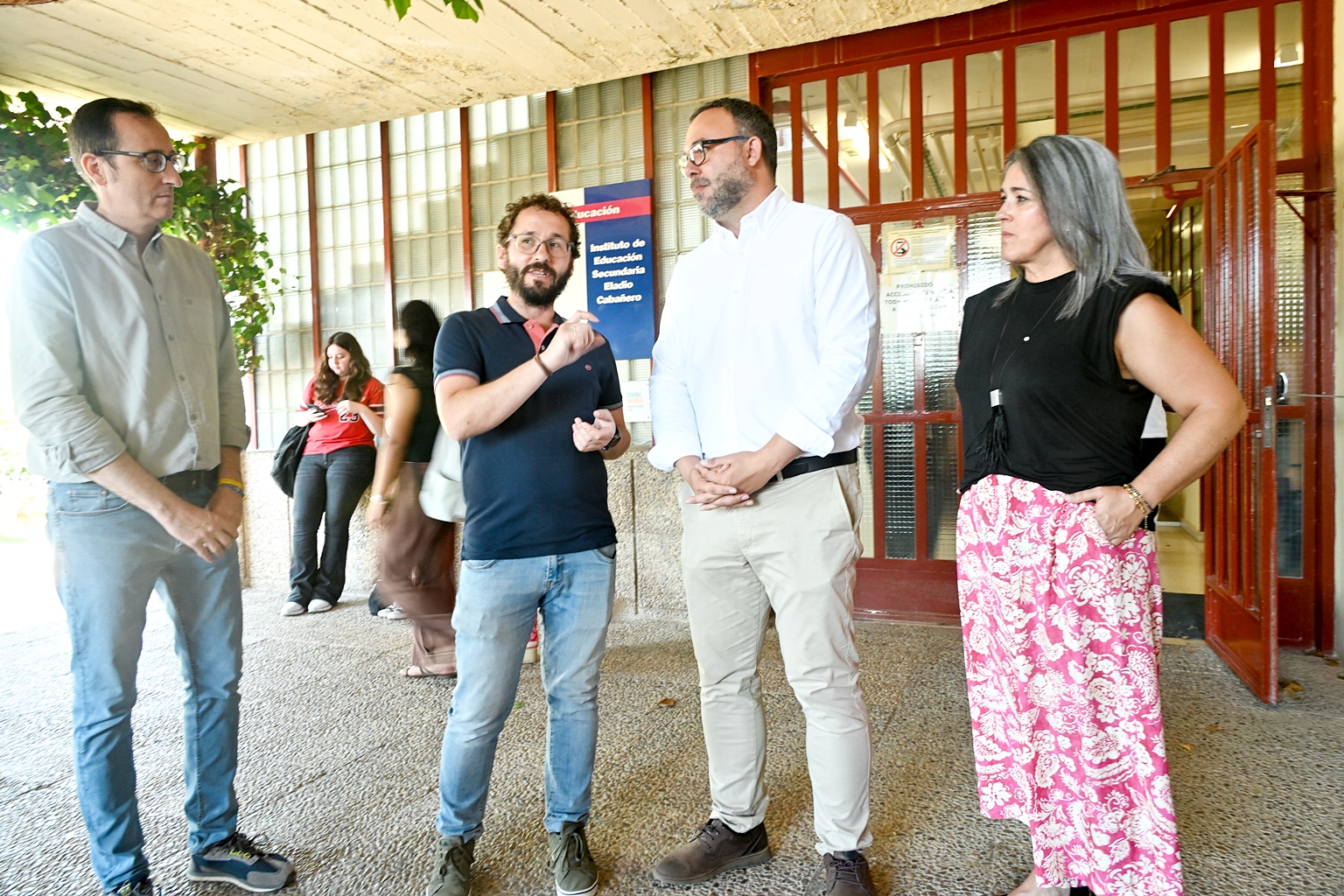 Los concejales con el director, en la entrada del IES
