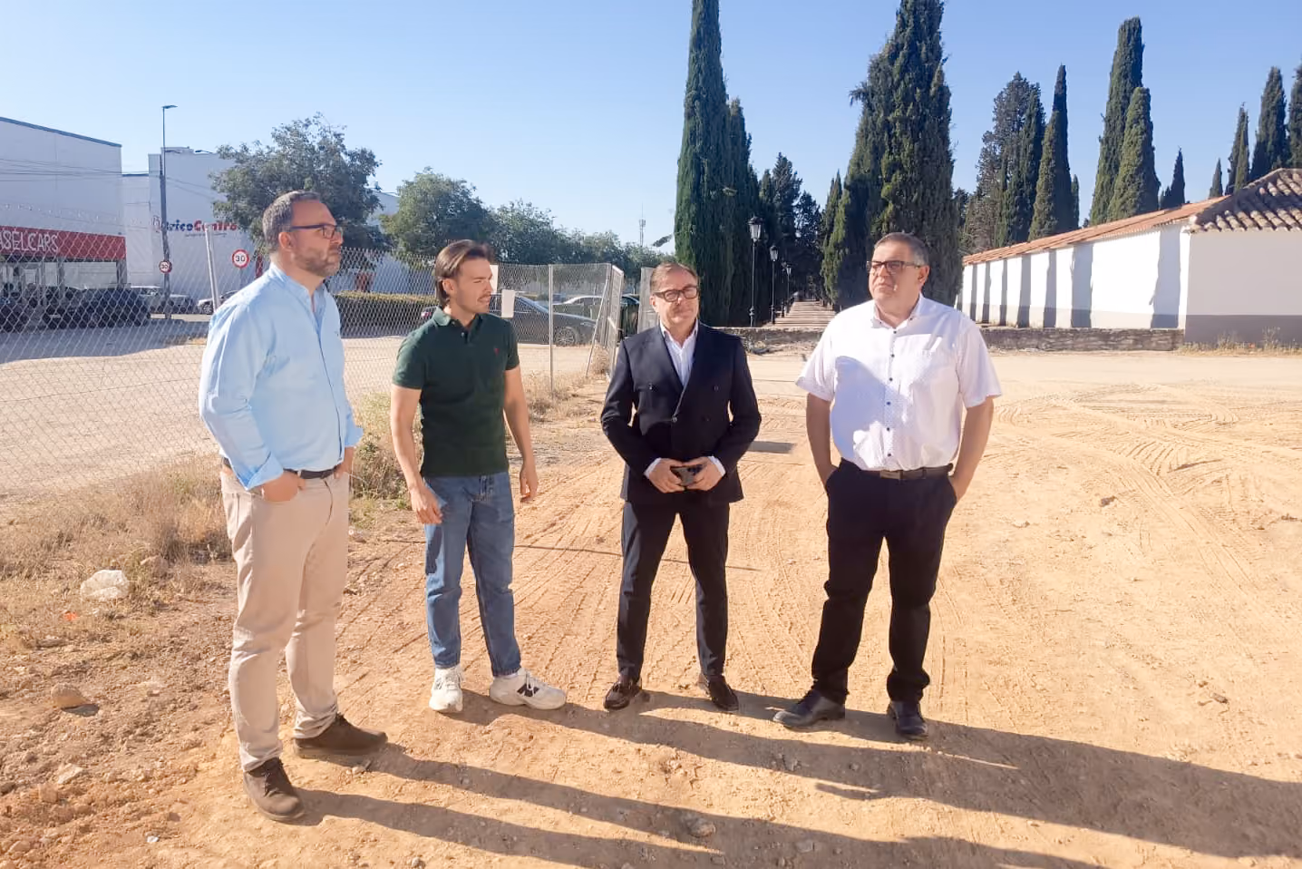 Javier Navarro a la izquierda, con los responsables de la empresa que prestará el nuevo servicio funerario