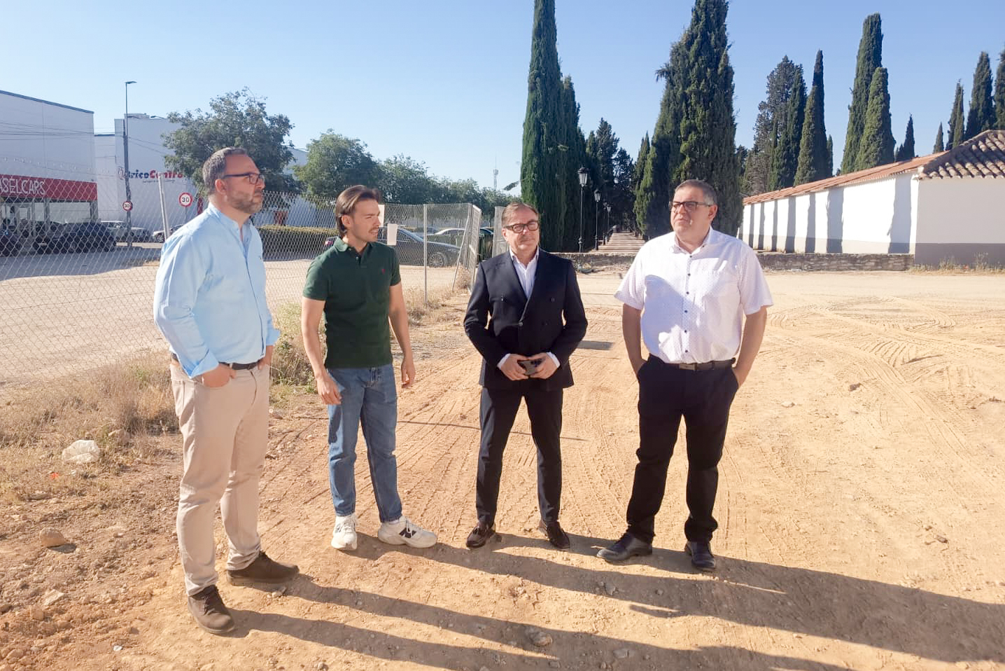 Javier Navarro a la izquierda, con los responsables de la empresa que prestará el nuevo servicio funerario